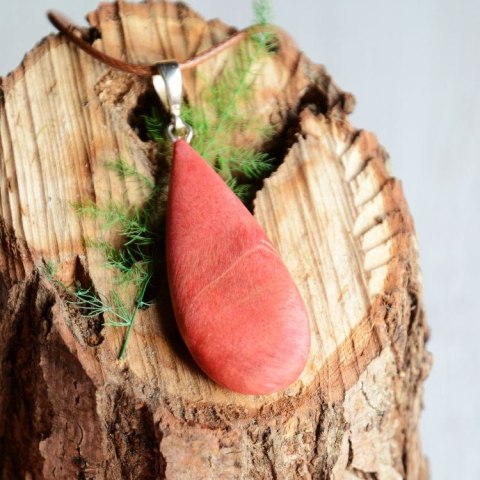 Czerwony wisior z drewna w kształcie kropli