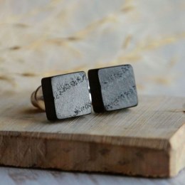 Kwadratowe kolczyki z czarnego drewna i srebra