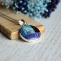 Kolorowy wisior - mozaika z drewna w odcieniach niebieskiego i fioletu