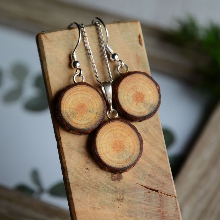 Komplet biżuterii z surowego drewna