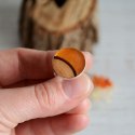 Pierścionek z dużym pomarańczowym oczkiem z drewnem