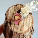 Pierścionek z dużym różowym oczkiem z drewna i żywicy