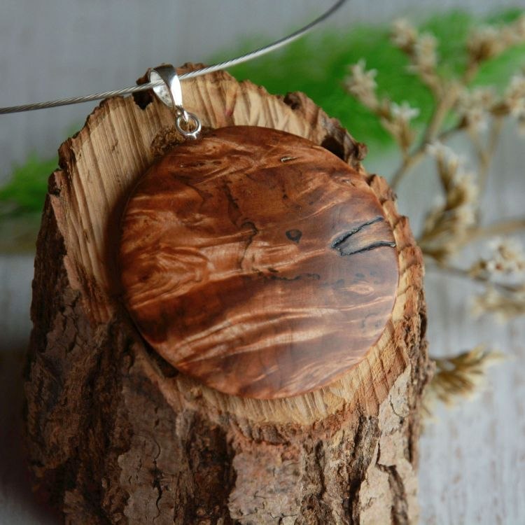 Brązowy okrągły wisior z drewna