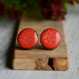 Czerwone kolczyki sztyfty malowane na drewnie