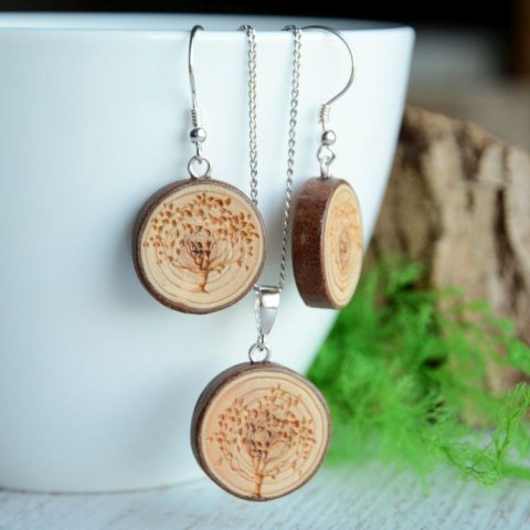 Drewniana biżuteria z motywem drzewa