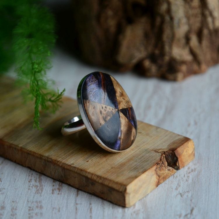 Hipnotyzer - pierścionek z drewna w srebrnej oprawie