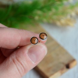Miniaturowe kolczyki z drewna w srebrnej oprawie