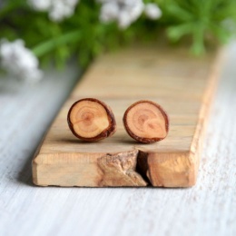 Nieregularne kolczyki z naturalnego drewna