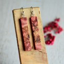 Prostokątne kolczyki wiszące z drewna w odcieniach różu