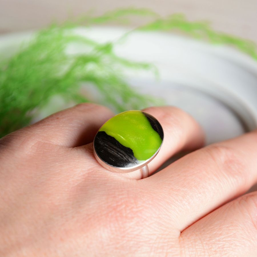 Neonowy pierścionek z zielenią