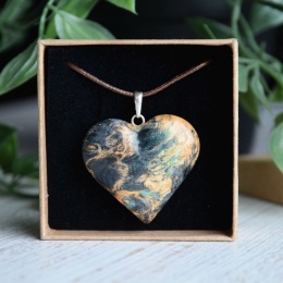 Granatowy wisior z drewna w kształcie serca