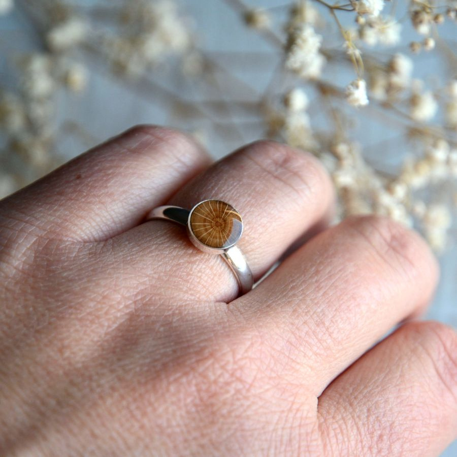 Srebrny pierścionek z drewnem