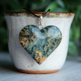 Niebieski wisior z drewna w kształcie serca