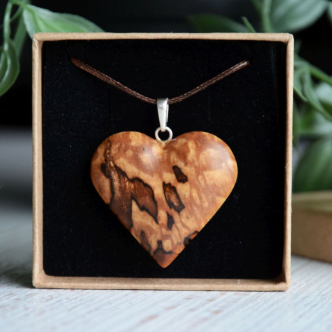 Wisior z drewna w kształcie serca