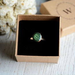 Leśny pierścionek z zielonym oczkiem