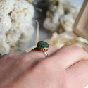 Leśny pierścionek z zielonym oczkiem