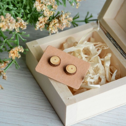 Minimalistyczne kolczyki drewniane