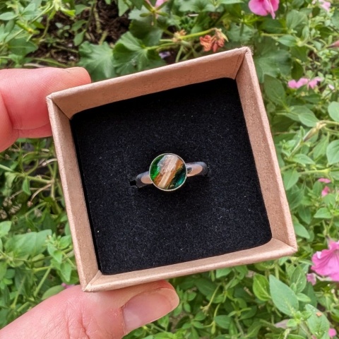 Zielony pierścionek na prezent