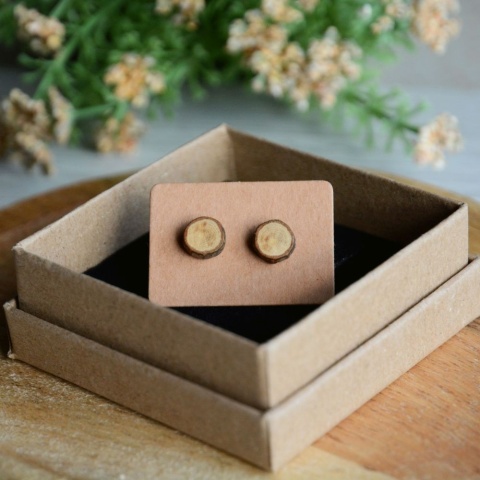 Ciekawe drewniane kolczyki