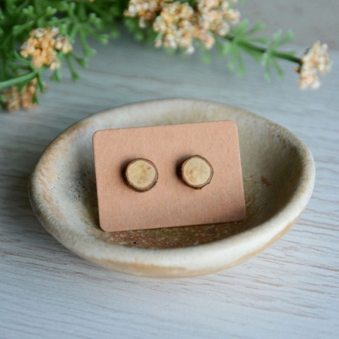 Proste kolczyki z drewna