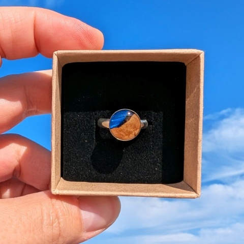 Pierścionek z niebieskim kolorem