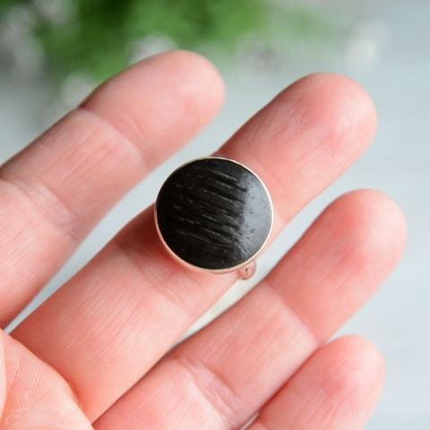 Pierścionek z dużym czarnym oczkiem