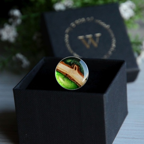 Pierścionek z dużym zielonym oczkiem z drewna i żywicy