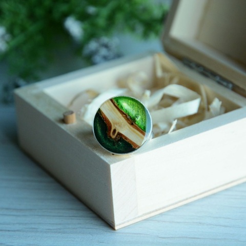 Pierścionek z drewna i żywicy