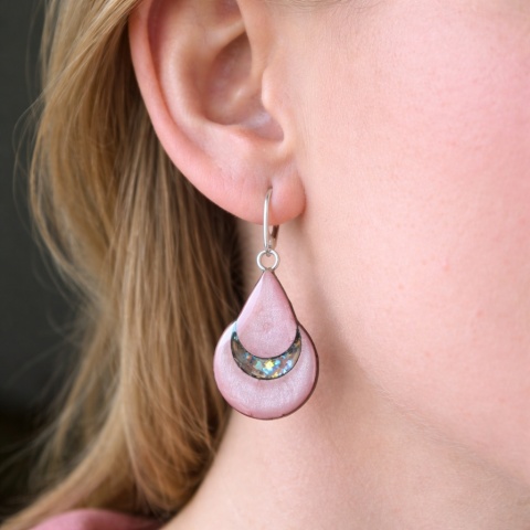 Różowe lekie kolczyki wiszące