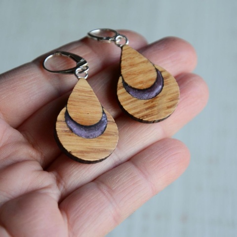 Lekkie kolczyki na drewnie