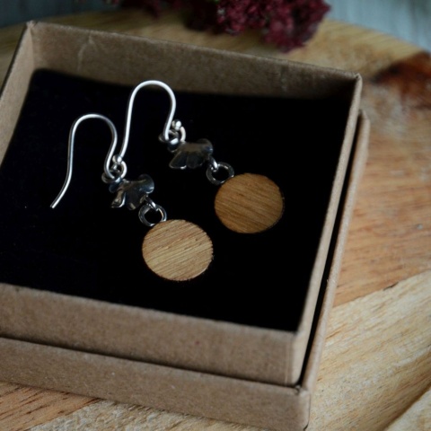 Długie kolczyki wiszące z różą i z czerwonym oczkiem