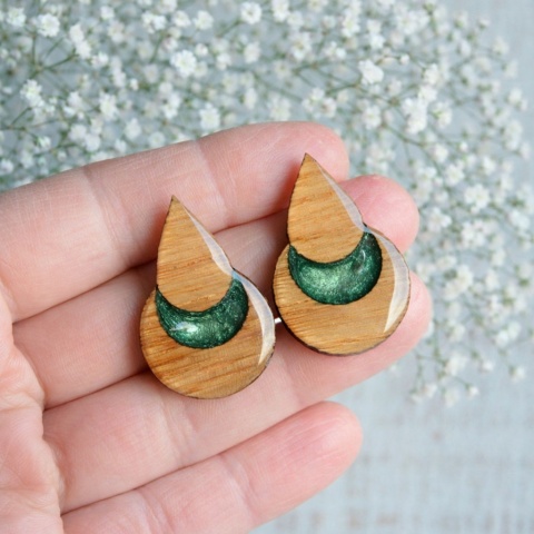 Kolczyki sztyfty łezka księżyc z zieloną żywicą