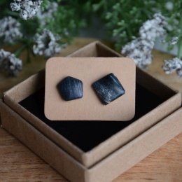 Granatowe kolczyki sztyfty nie do pary