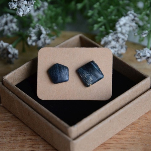 Granatowe kolczyki sztyfty nie do pary