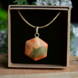 Pomarańczowo zielony wisior z drewna