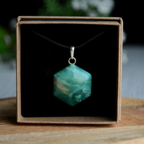 Turkusowy wisior z drewna