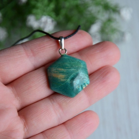 Turkusowy wisior z drewna w kształcie sześciokąta