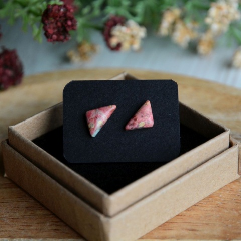 Małe trójkątne kolczyki wkręcane