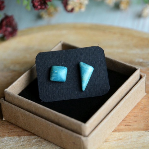 Kolczyki sztyfty turkusowy trójkąt i kwadrat