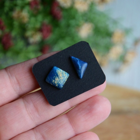 Kolczyki sztyfty niebieski trójkąt i kwadrat