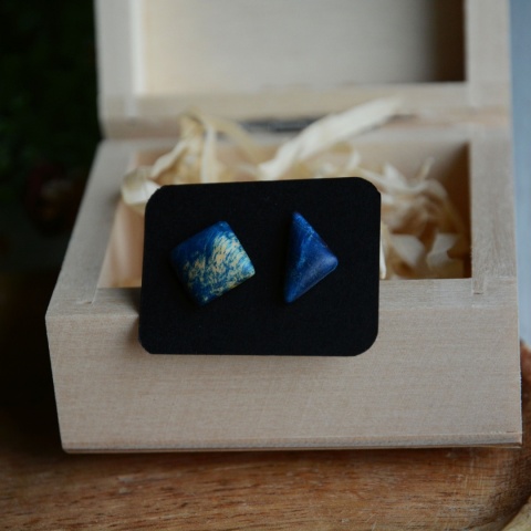 Ciemnoniebieskie kolczyki nie do pary