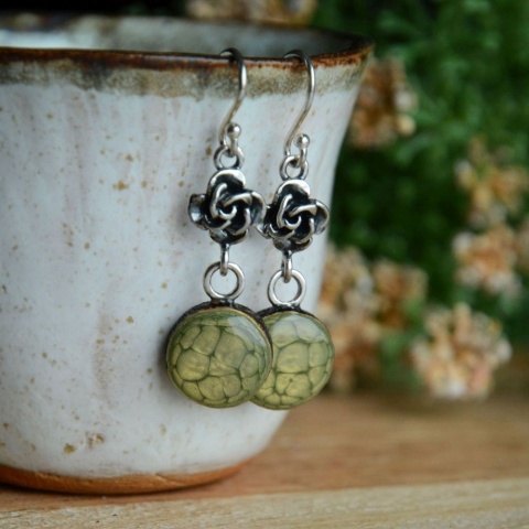 Kolczyki wiszące z różą i zielonym oczkiem