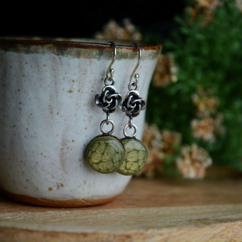 Oliwkowe kolczyki wiszące na srebrze