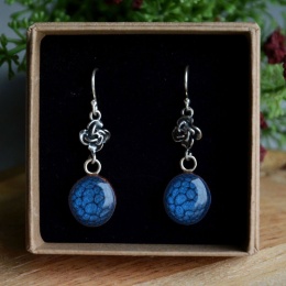 Kolczyki wiszące z różą i granatowym oczkiem