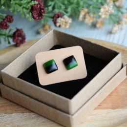 Kwadratowe kolczyki z czarnym dębem i zieloną żywicą