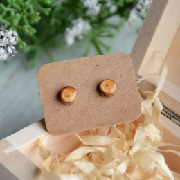 Maleńkie drewniane kolczyki na srebrnych sztyftach