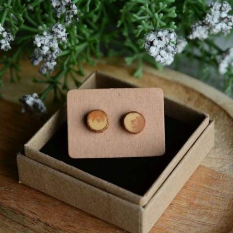 Małe drewniane kolczyki