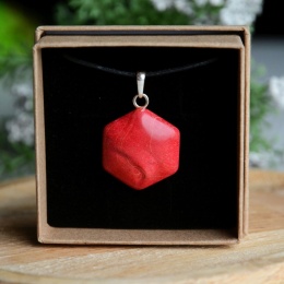 Czerwony wisior z drewna w kształcie sześciokąta