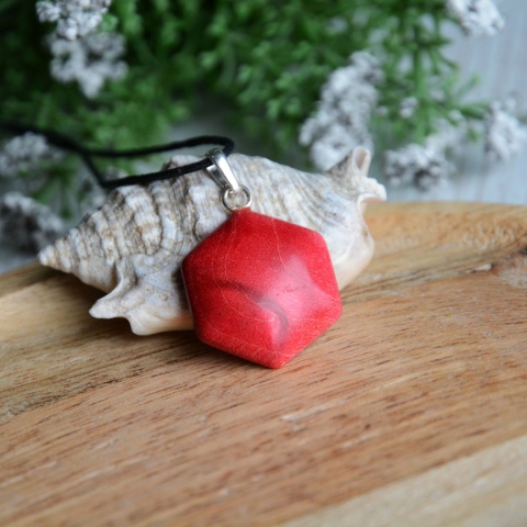 Czerwony geometryczny wisior