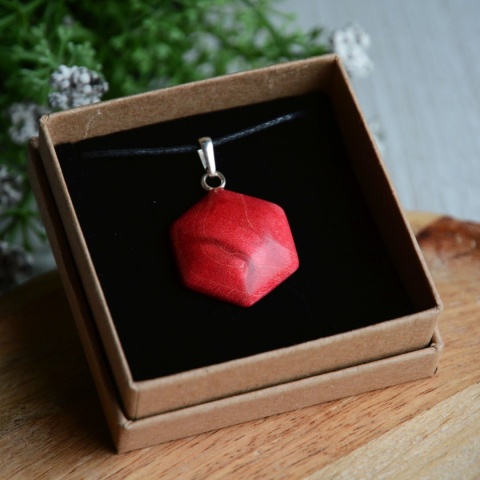 Czerwona zawieszka geometryczna handmade